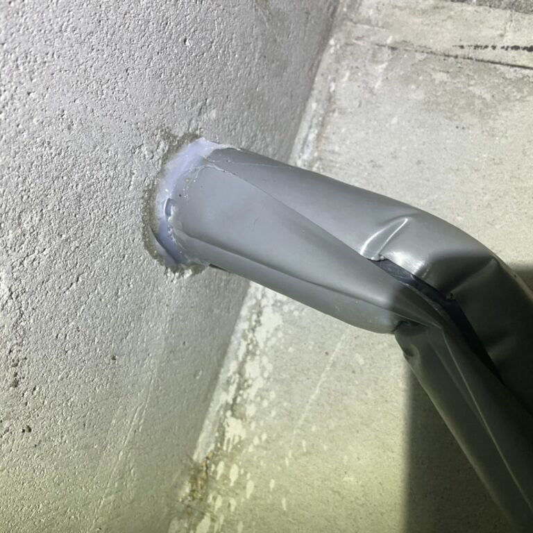 静岡市の現場で配管の引き込み部のすき間を充填材でふさいだ施工後の写真