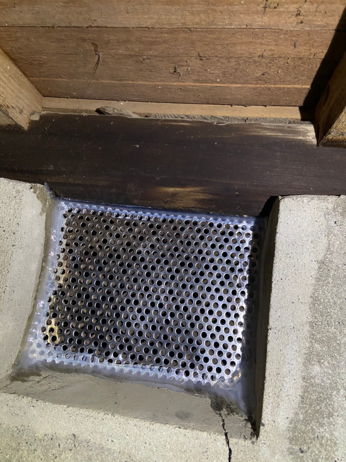 甲賀市の住宅の床下側の通風口をパンチングメタルでふさいだ封鎖後の様子
